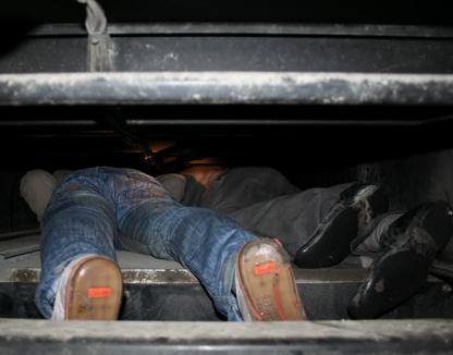 Turci ascunşi sub un automarfar, descoperiţi la Borş